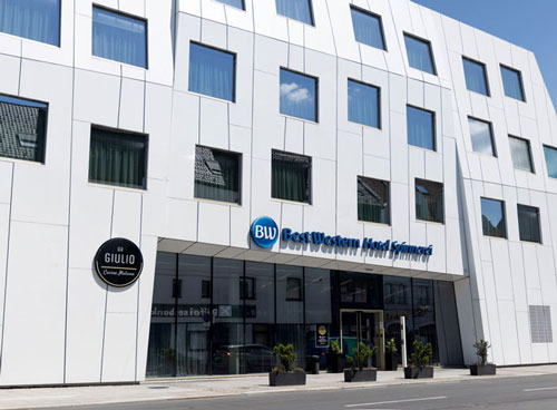 Eingang des Best Western Hotel Spinnerei mit GIULIO Restaurant & Bar bei Tag